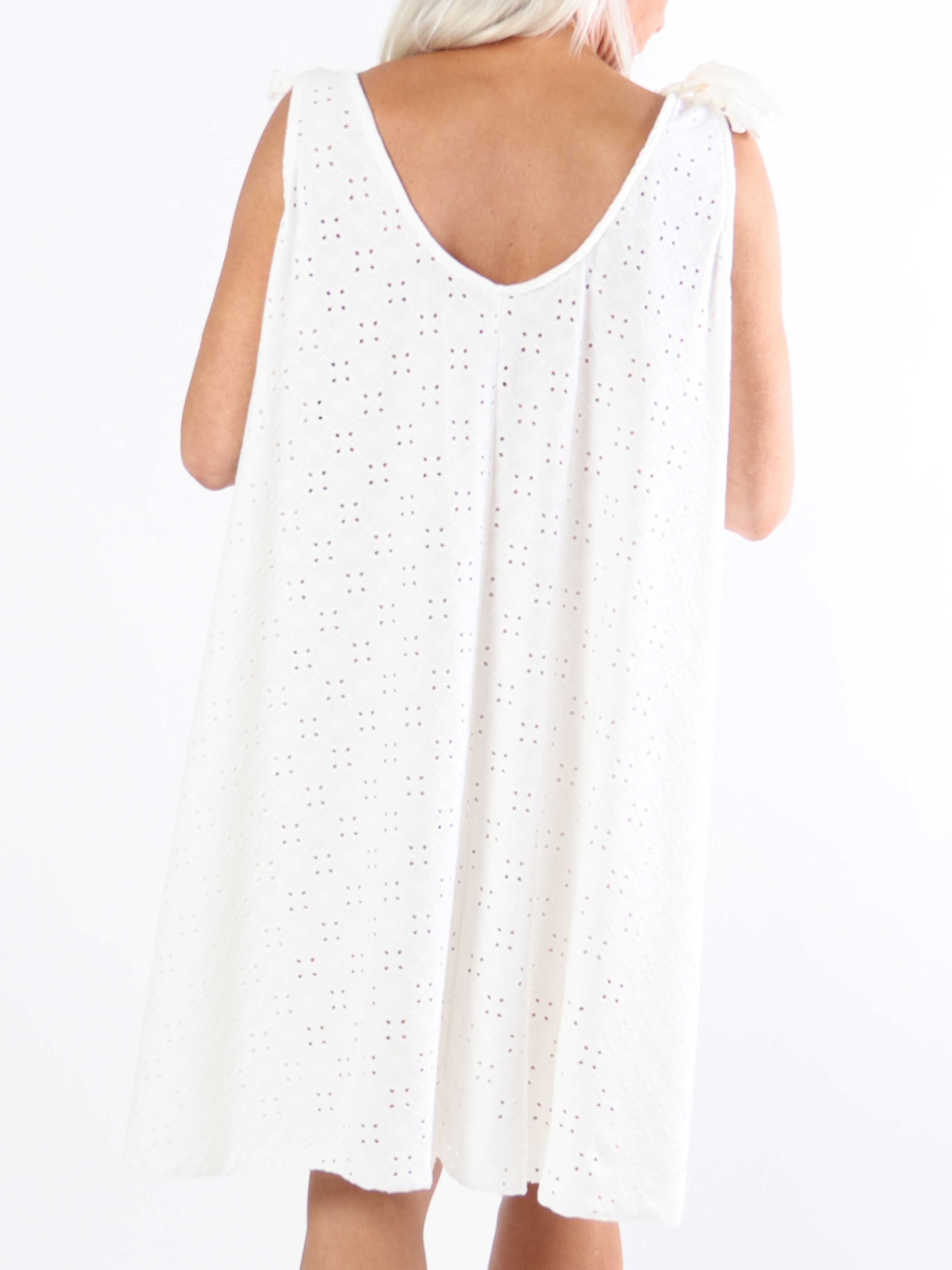 Likas - Blød og elastisk plus size kjole med broderie anglaise